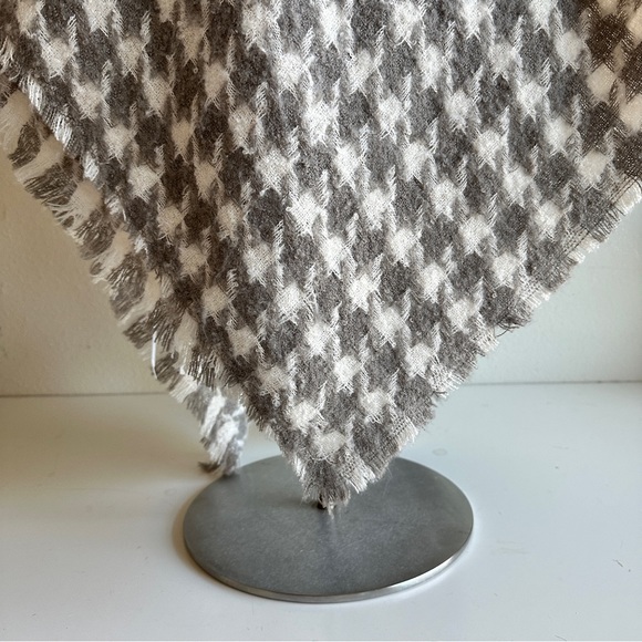 Ann Taylor cape grey white  textured houndstooth knit pattern one size NWT - Picture 5 of 12